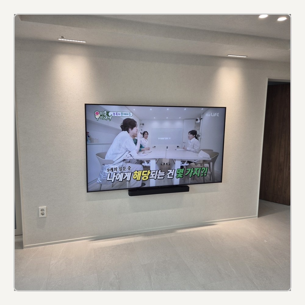 TV 뒤 공간은 기기 교체가 가능하도록 남깁니다