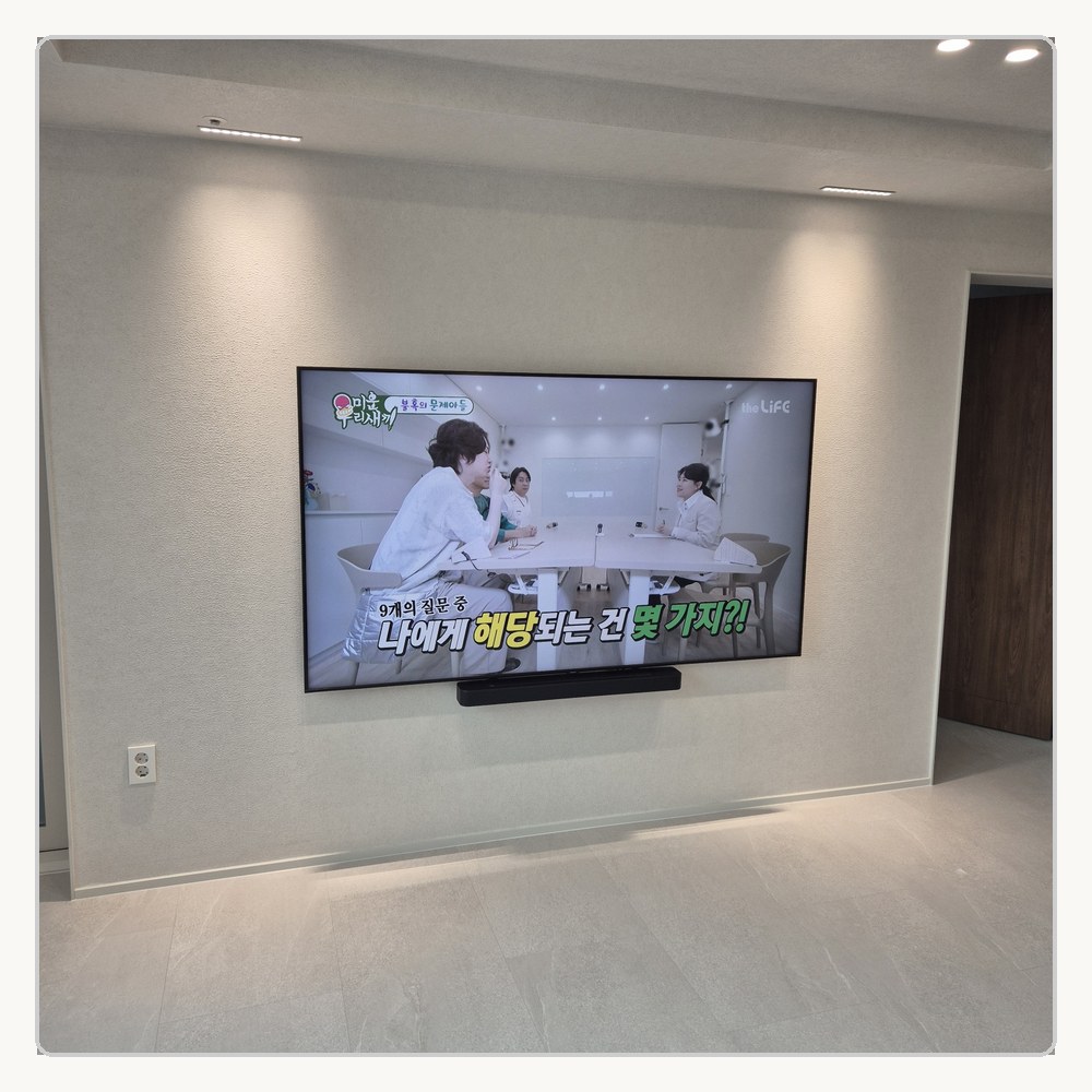 주택형 벽은 밀착 상태까지 정면과 측면에서 봅니다